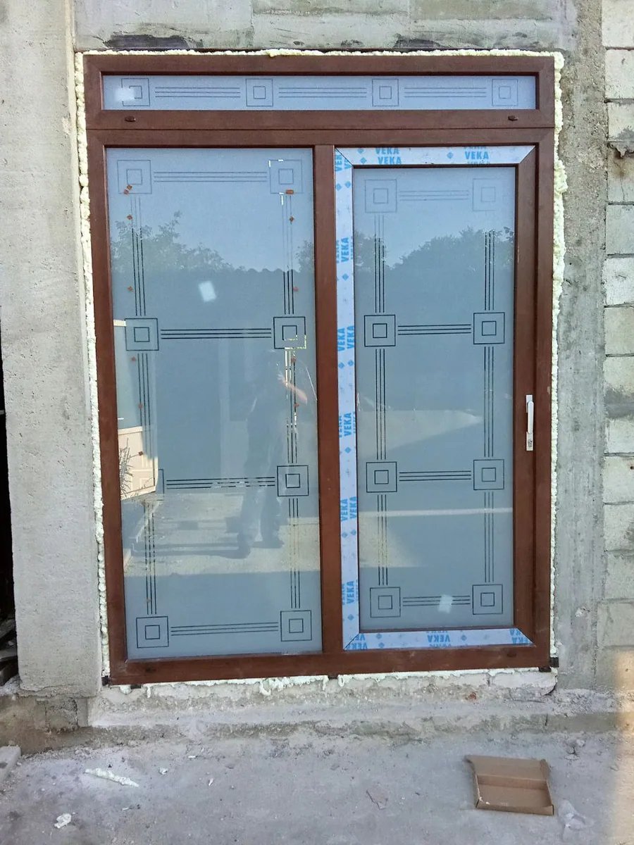 Ușă glisantă din aluminiu — lucrare Grafitex