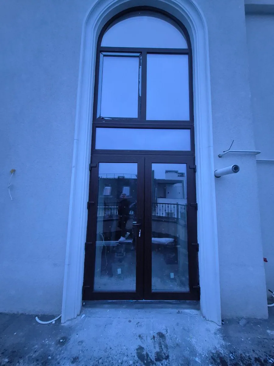 Ușă din aluminiu — exemplu de lucrare Grafitex Moldova